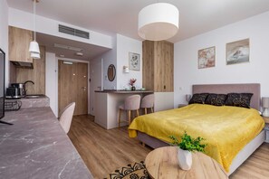 Fer et planche à repasser, lit de bébé portatif, Wi-Fi, literie fournie