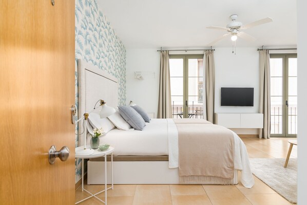 Iron/ironing board, Internet, bed sheets