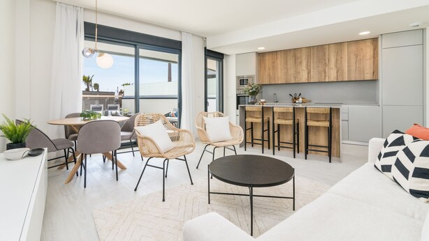 Een modern appartement met een eetgedeelte, woonkamer en keuken.