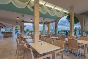 Aperto a colazione, cucina internazionale, con vista sulla piscina 