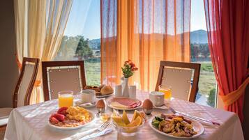 Café da manhã com buffet grátis todos os dias
