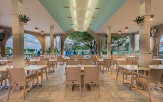 Aperto a colazione, cucina internazionale, con vista sulla piscina 