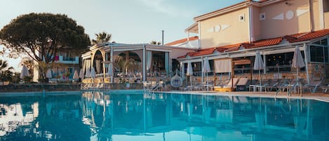 季节性开放的室外游泳池,08:00 至 20:00 开放,池畔遮阳伞,日光浴躺椅