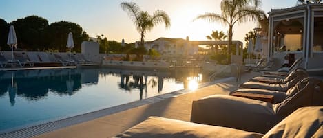 Seasonal outdoor pool, open 8:00 AM to 8:00 PM, pool umbrellas