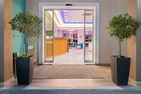 Reception - Denny's Inn Hotel (Zakynthos)