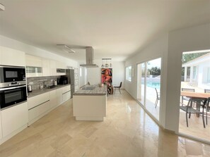 Fridge, microwave, oven, stovetop - Modern luxury villa with pool and tropical garden (Las Lagunas de Mijas)