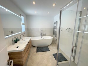 Combined shower/bathtub, hair dryer, towels, soap - Modern luxury villa with pool and tropical garden (Las Lagunas de Mijas)