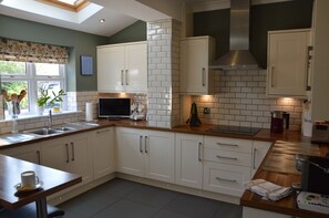 KĂŒhlschrank, Mikrowelle, Ofen, Herdplatte