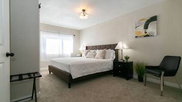 2 bedrooms, desk, iron/ironing board, WiFi