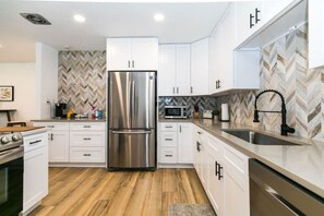 Geladeira, micro-ondas, fogão, cooktop