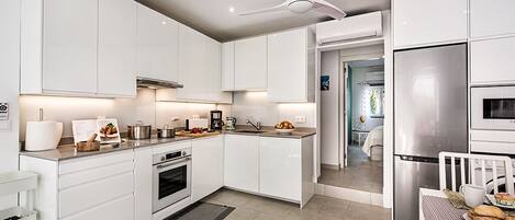 Réfrigérateur, micro-ondes, four, plaque de cuisson