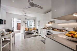 Réfrigérateur, micro-ondes, four, plaque de cuisson