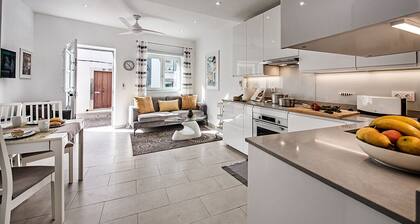 Historical center of Tavira-2 bedroom house with large terrace, garage&free Wifi