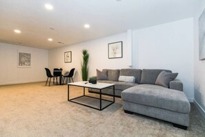 TV - Cozy 2bd |10 min to Downtown Denver | Fast Wifi (Denver)