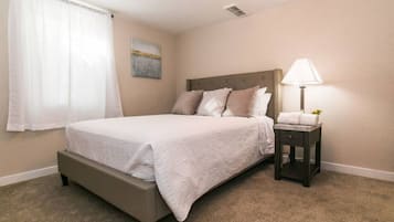 2 sovrum, skrivbord, mörkläggningsgardiner och strykjärn/strykbräda