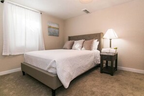 2 室のベッドルーム、デスク、遮光カーテン、アイロン / アイロン台