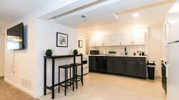 Kylskåp, mikrovågsugn, ugn och spishäll