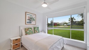 5 Schlafzimmer, Schreibtisch, Bügeleisen/Bügelbrett, Reisekinderbett