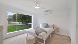 5 bedrooms, desk, iron/ironing board, travel cot - 150South – 200m to beach and an easy flat walk to cafes and shops (Culburra Beach)