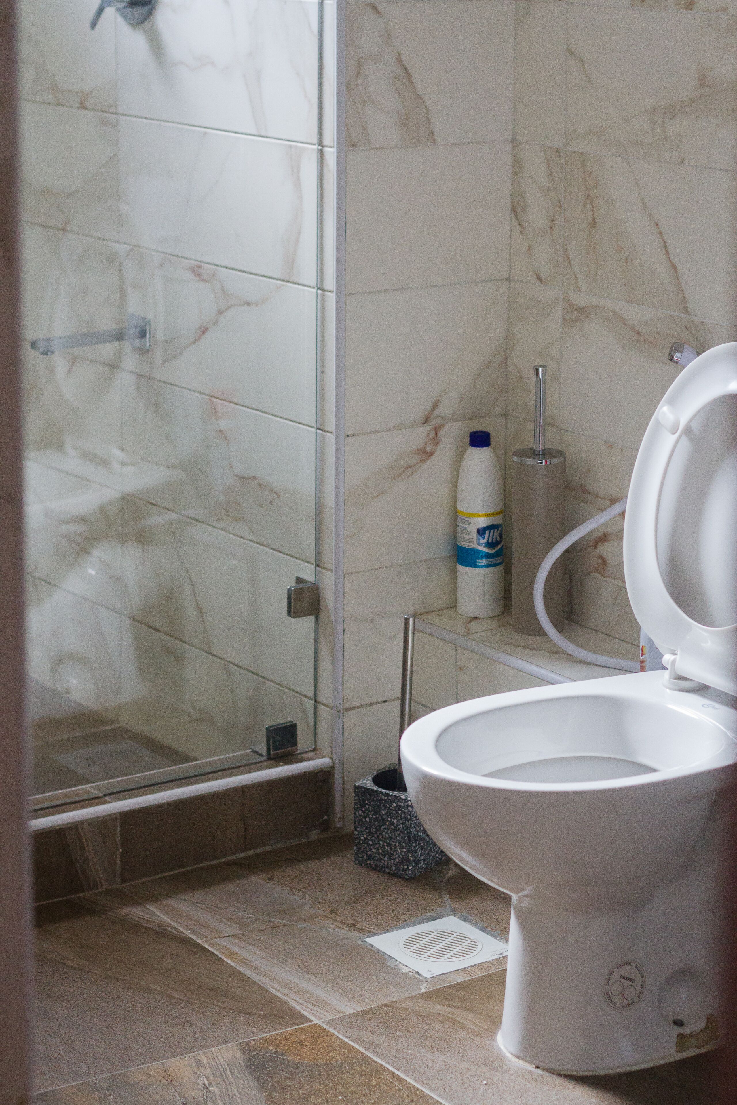 Douche, sèche-cheveux, bidet, serviettes fournies