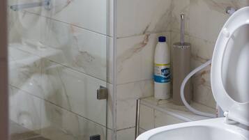 Douche, sĂšche-cheveux, bidet, serviettes fournies