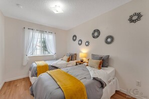 3 Schlafzimmer, Schreibtisch, Bügeleisen/Bügelbrett, Reisekinderbett
