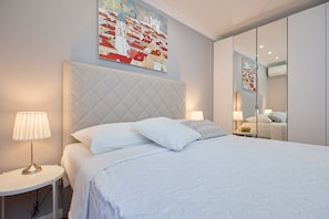 Apartment (3 Bedrooms) | 3 bedrooms, iron/ironing board, cots/infant beds, travel cot