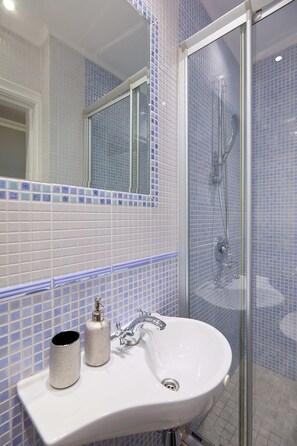Apartment (3 Bedrooms) | Bathroom | Shower, hair dryer, towels - Hedera Estate, Hedera A3 (Dubrovnik)
