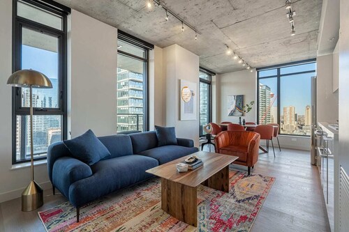 Skyline Views -POOL, Patio, Prkg & Gym - 2BR 2BA