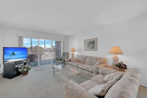 Living area - HELLO SUNSHINE! FUN IN THE SAND! FAMILY ISLAND VACATION ON A BUDGET! (Fort Myers Beach)