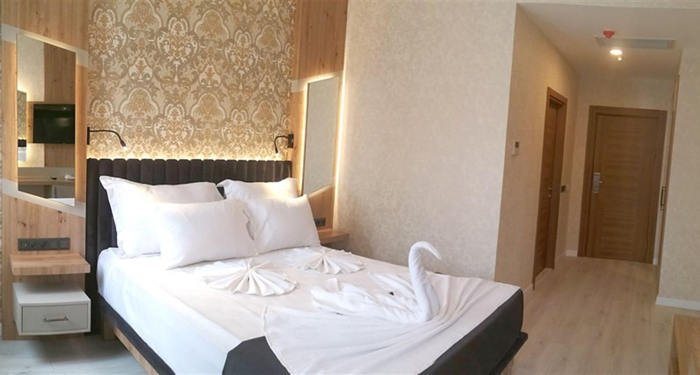 standard double or twin room | 1 bedroom, minibar, in-room safe, soundproofing