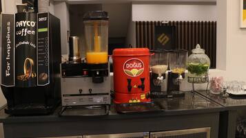 Una estación de café con una máquina de café Dayco, una licuadora Samixr y una máquina de café DOGUS roja.