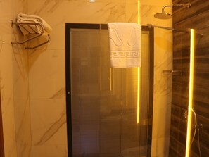 Superior Quadruple Room | Bathroom | Shower, rainfall showerhead, free toiletries, hair dryer