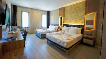 Habitación cuádruple superior | Minibar, caja de seguridad en la habitación y insonorización