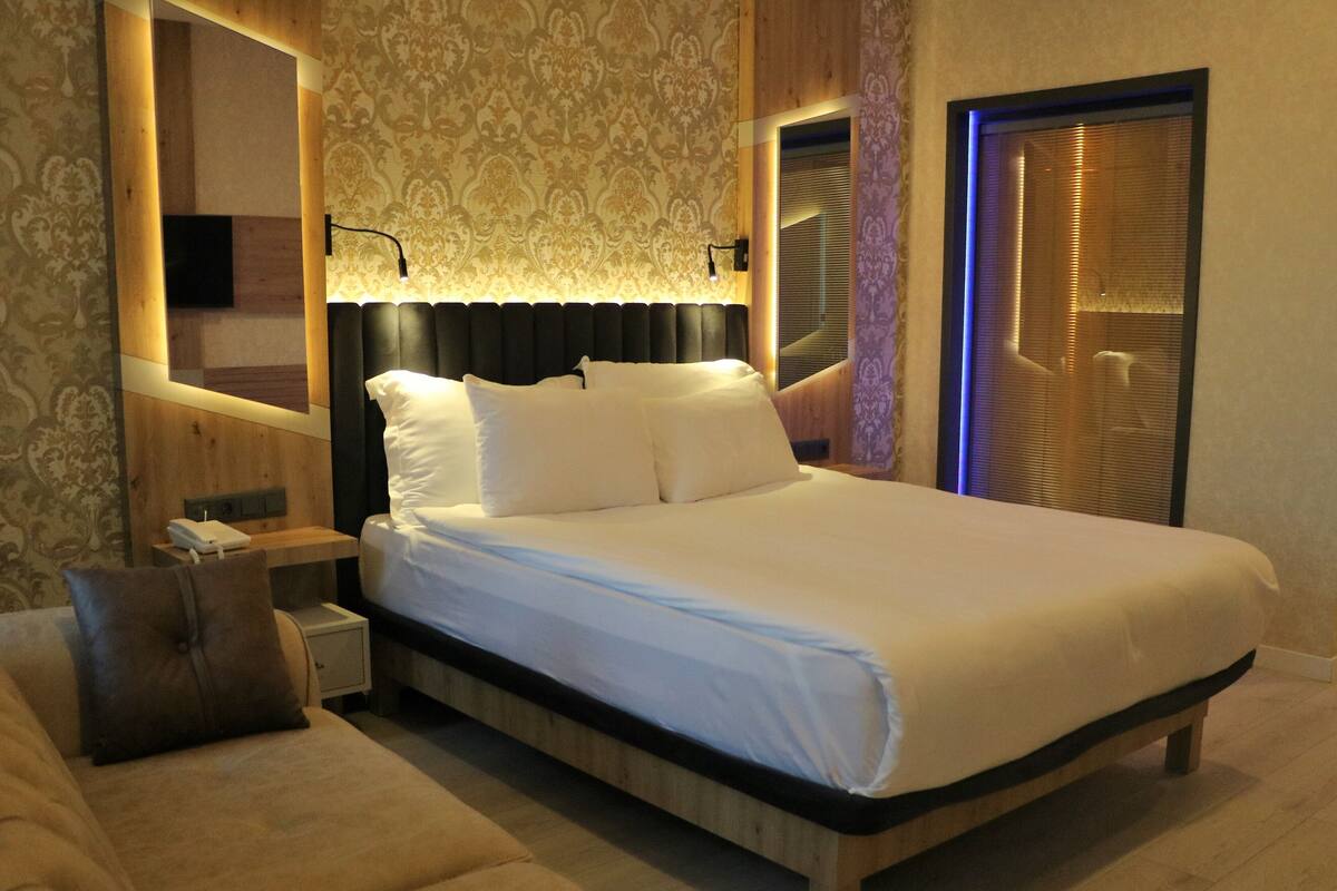 Minibar, in-room safe, soundproofing, WiFi (free)