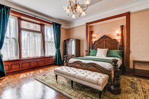 9 Schlafzimmer, Schreibtisch, Bügeleisen/Bügelbrett, Reisekinderbett