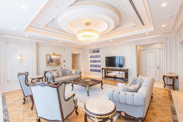 Minibar, safe på rommet, skrivebord og strykejern/-brett