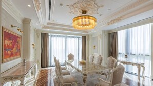 Presidential Suite with Balcony, Canal View | 迷你吧、客房內保險箱、書桌、熨斗/熨衣板