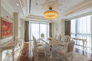 Minibar, in-room safe, desk, iron/ironing board