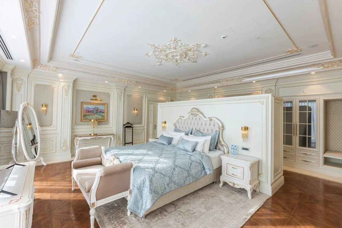 Minibaari, tallelokero huoneessa, työpöytä, silitysrauta/-lauta