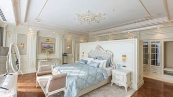 Minibar, in-room safe, desk, iron/ironing board