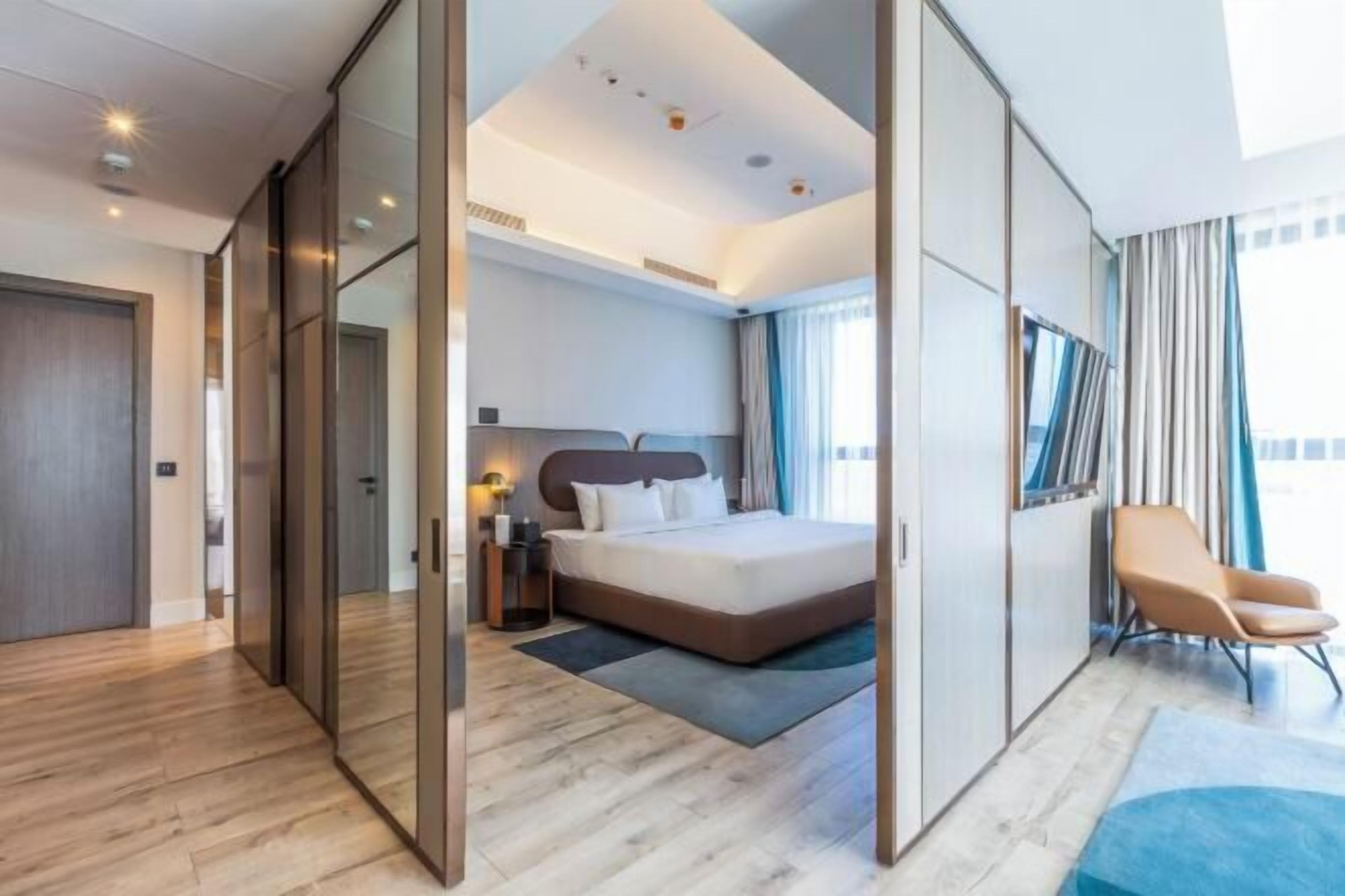 Minibar, in-room safe, desk, iron/ironing board