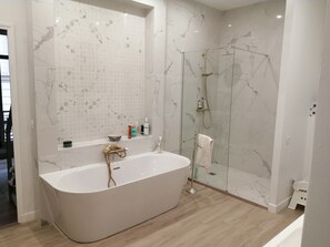 Badewanne, Haartrockner, Handtücher, Seife
