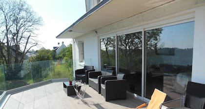 Villa with sea view on large garden in the center of Crozon