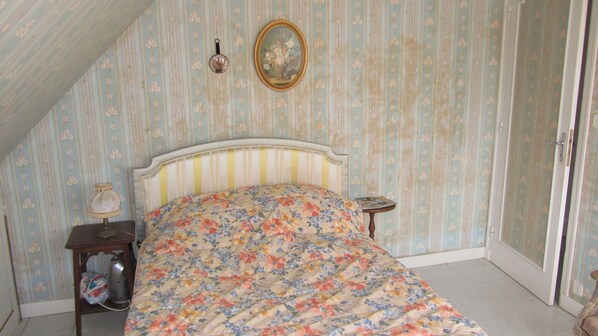 5 bedrooms, desk, iron/ironing board, travel cot