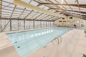 Inomhuspool och utomhuspool