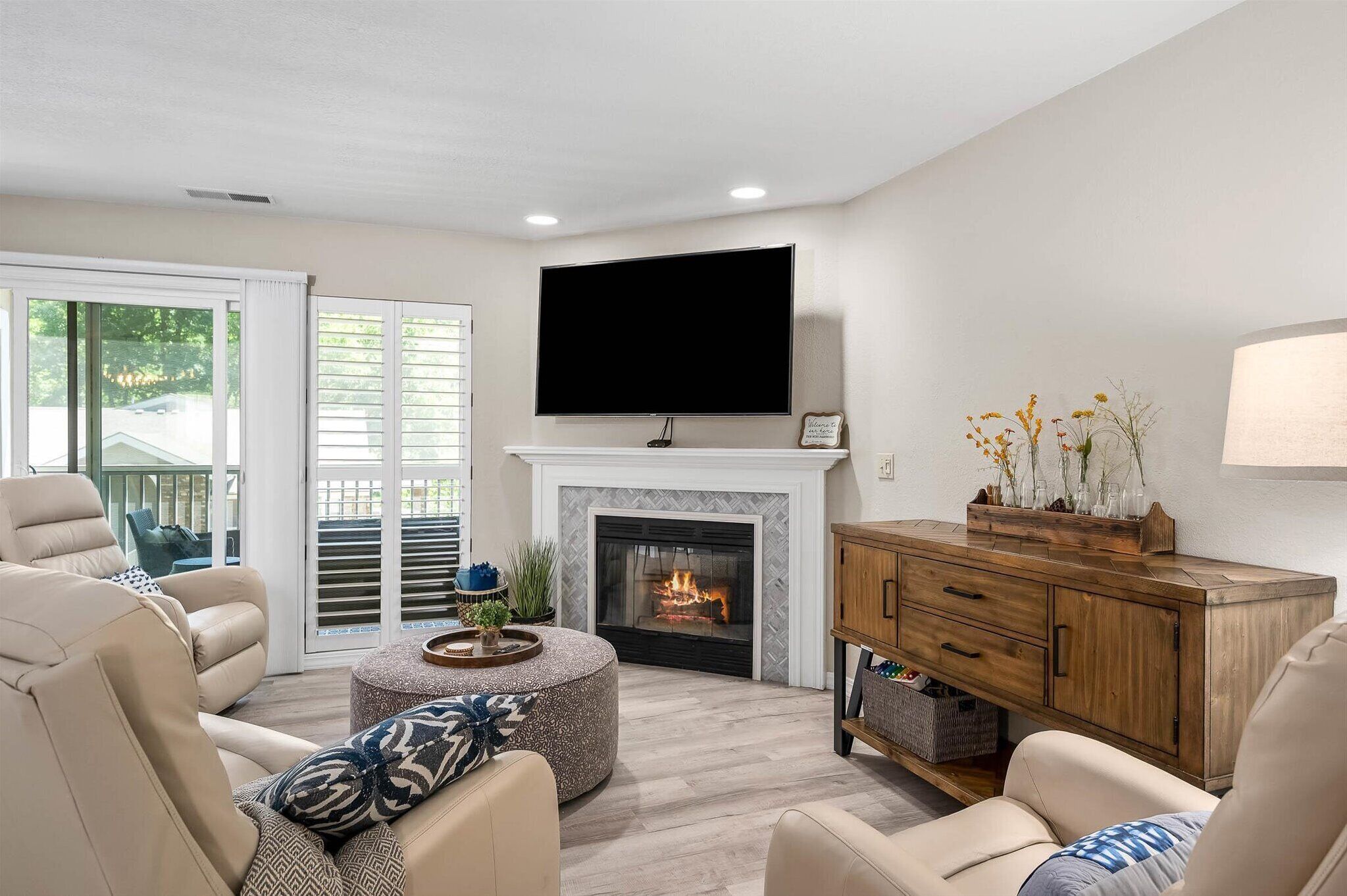 Smart TV, fireplace