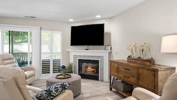 Smart TV, fireplace