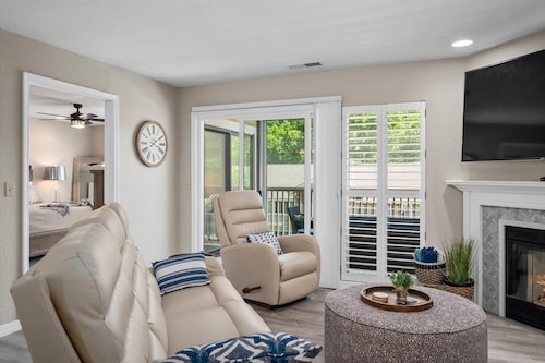 Walk-in/no steps, pools, pickleball, weekly discount! Stay & Play golf package!