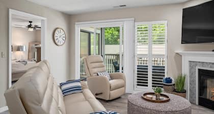 Walk-in/no steps, pools, pickleball, weekly discount! Stay & Play golf package!